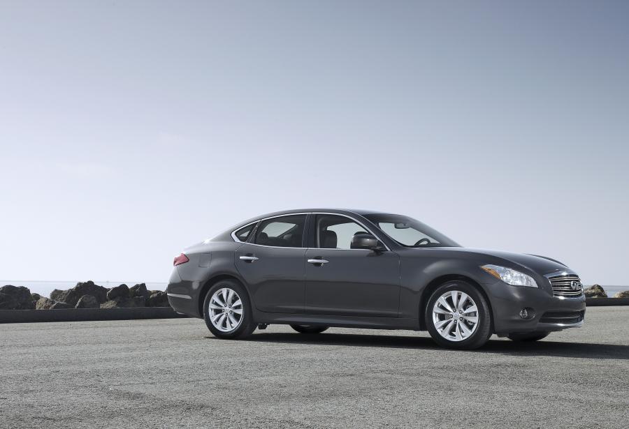  Infiniti M56 2010 года  (фото 28 из 34)